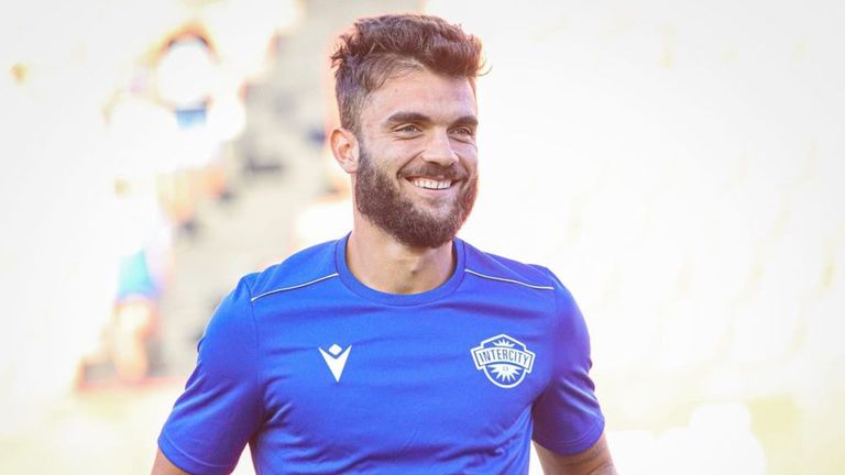 El Pontevedra refuerza su defensa con el fichaje del central Álvaro Pérez