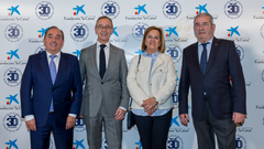 De izda. a dcha.: Juan Jos Cima (secretario Fundacin Banco de Alimentos de Asturias), Antonio Blanco (director Fundacin Alimerka), Josefa Caadas (vicepresidenta Fundacin Banco de Alimentos de Asturias) y Bernardo Sopea (presidente Fundacin Banco de Alimentos de Asturias).