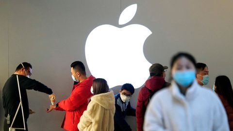 Usuarios con mascarillas en una tienda de Apple en China.