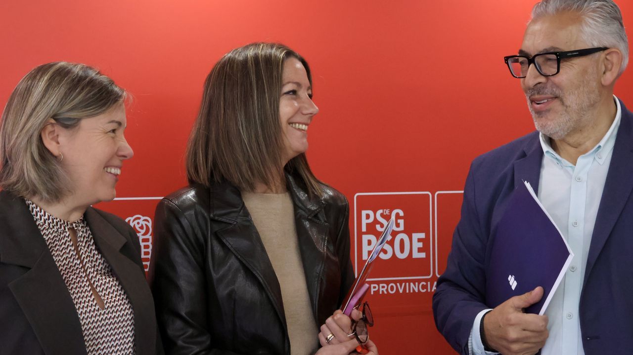 Subasta de�15 novillas de rubia gallega en Adai, O Corgo.Los socialistas Pilar Garc�a Porto, Lara M�ndez y Miguel Fern�ndez analizaron los Orzamentos de la Xunta para Lugo