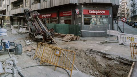 Los trabajos se han estancado en la parte baja de la calle por problemas con la consistencia del terreno