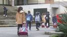 Imagen de archivo de un grupo de menores entrando al colegio en Ferrol.