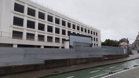 El muro exterior del recinto ha sido derribado y sustituido por uno metálico