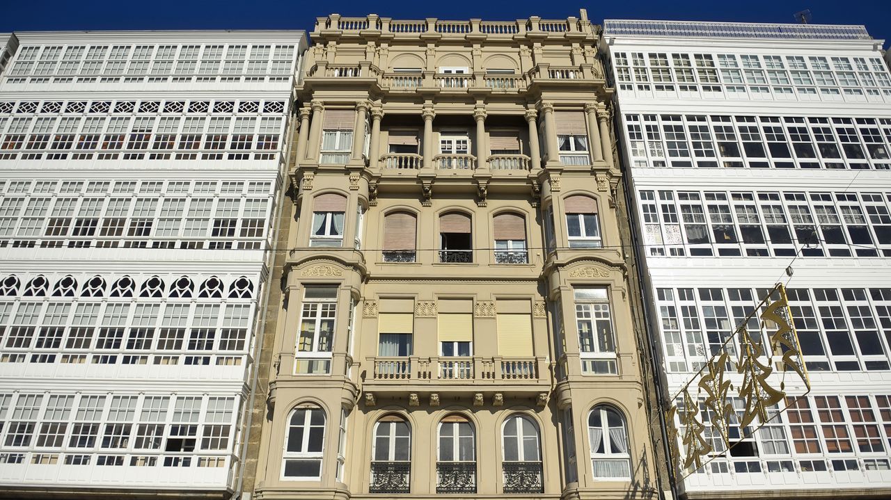 Joyas de la arquitectura coruesa de los aos 20.Cada ao abren alojamientos nuevos; en Sarria, la ltima fue Casa Solance, en la Ra Maior