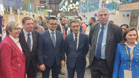La conselleira do Mar, Rosa Quintana, el ministro de Agricultura, Luis Planas, y el conselleiro de Medio Rural, José González (a la izquierda de la imagen) se encontraron en el estand de Galicia