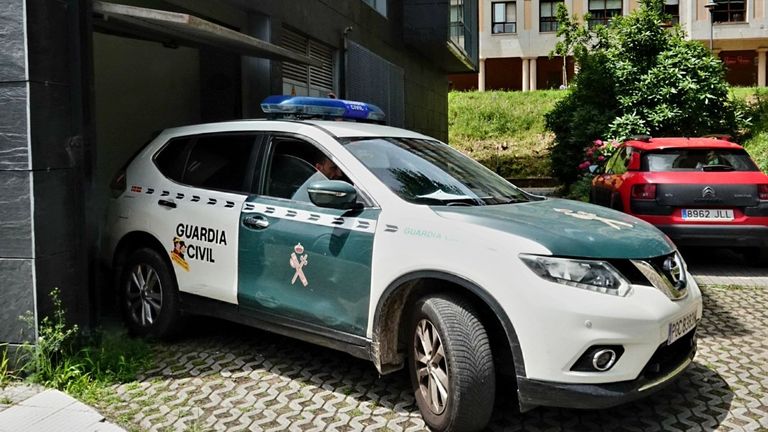Dos investigados por prostituir mujeres en un piso de Cangas del que tenían prohibido salir sin supervisión