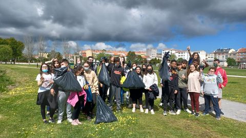 Los alumnos del Jorge Juan tras la limpieza en Narón