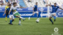 Joselu Real Oviedo Elche Carlos Tartiere.Joselu trata de interceptar un pase rival