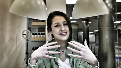 Elena, mostrando sus propias uñas hechas por ella en su local, A Curuxa