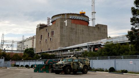 Vehículo ruso aparcado frente a la planta nuclear de Zaporiyia.