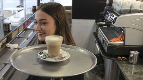 Una camarera en O Café do Alto, en Narón, que busca más personal
