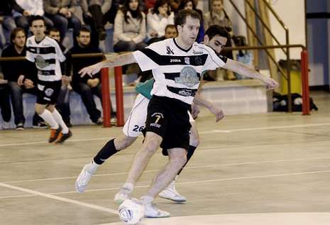 Marz�n, a la derecha, conduce el bal�n ante la oposici�n de un futbolista del Burela.