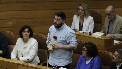 El diputado del BNG, Paulo Ríos, promete su cargo «por imperativo legal» con un clavel rojo y un ejemplar del «Sempre en Galiza» de Castelao