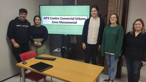 Varios de los alumnos del grado en Dirección e Xestión Pública de Pontevedra que participaron en el proyecto de Zona Monumental