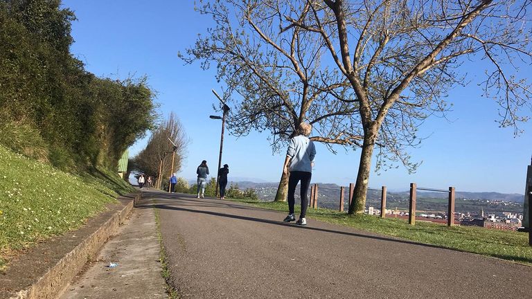 Gente paseando por la pista Finlandesa, el sábado, 14 de marzo, por la tarde