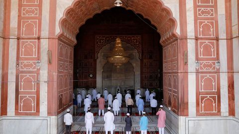 Musulmanes ofrecen oraciones durante un bloqueo nacional extendido para frenar la propagacin de la enfermedad de coronavirus, en los antiguos barrios de Delhi, India