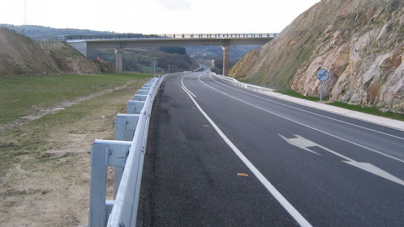 La nieve colapsa los accesos a O Cebreiro.Los futbolistas de la SD Sarriana se impusieron por la m�nima al Atl�tico Escair�n. 