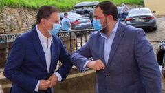 El presidente del Principado, Adrin Barbn (d), saluda al alcalde de Oviedo, Alfredo Canteli 