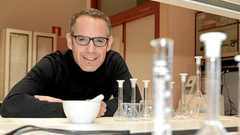 Gorka Orive es doctor en Faracia y profesor titular de Farmacia en la Universidad del Pa�s Vasco, cient�fico del CIBER-BBN y cofundador de la startup biotecnol�gica Geroa Diagnostics.