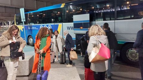 Pasajeros del vuelo de Iberia Bilbao-Santiago llegando a Lavacolla poco antes de las ocho de la mañana del viernes.