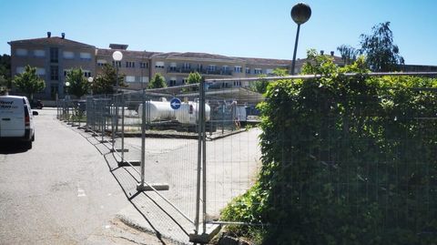 La colocación del vallado perimetral marca el inicio de las obras en el Hospital Comarcal de Verín