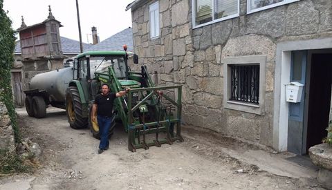 Jos Ramn Garca coloc el tractor ante su casa para evitar que hicieran las obras. 