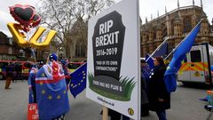 Un activista proeuropeo, frente al Parlamento de Londres