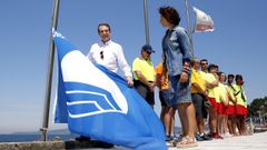 El alcalde izando la bandera azul en samil
