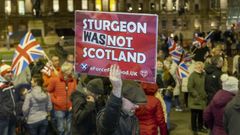 Manifestación unionista en Glasgow tras la dimisión de Sturgeon.