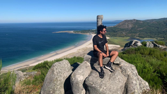 Xacobe Pato,�en la cima del Monte Louro de Muros, con vistas a la playa�de Area Maior y la laguna de As Xarfas