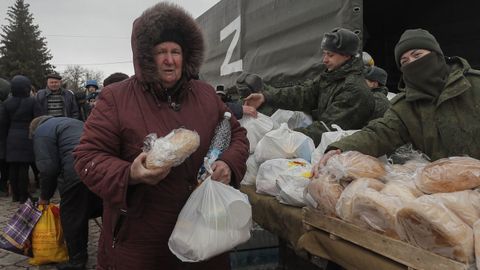Milicianos prorrusos de la autoproclamada repblica de Lugansk reparten alimentos entre la poblacin local