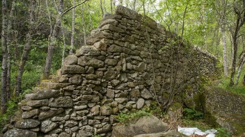 Restos de un acueducto construido sobre un muro elevado para llevar el agua del arroyo a los molinos