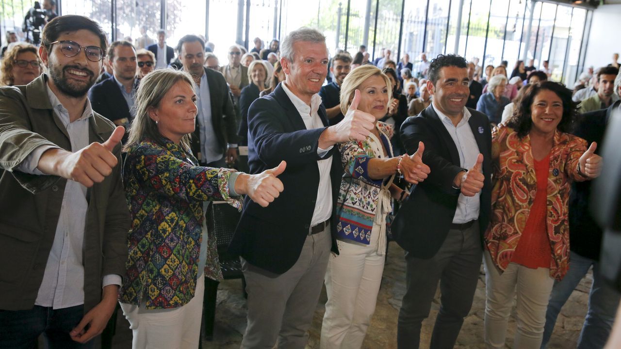 Pol�ticos sonrientes, pulpo y tazas de vino en las fiestas de la Ascensi�n de Santiago.La candidata del PSOE, en el arranque de la campa�a electoral