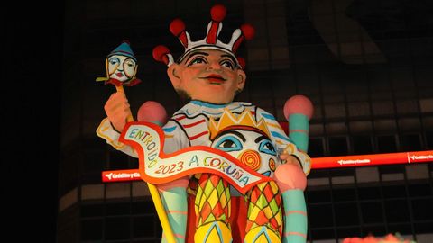 A Coruña. Entronización del dios Momo en el Obelisco