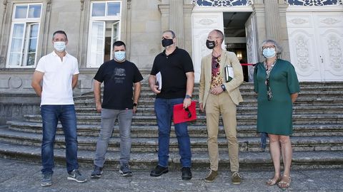 Miembros de Fanpa Pontevedra y de Foanpas Vigo, este viernes, en su comparecencia sobre los comedores escolares delante de la Diputacin