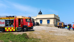 Foto del operativo desplegado en las inmediaciones del faro de cabo Prior.