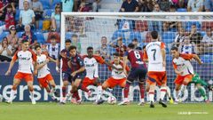 Accin defensiva del Real Oviedo durante el partido ante el Levante