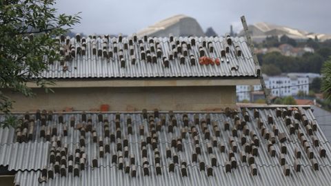 Tejas colocadas para colocar la cubierta en una vivienda del entorno de Santiago de Compostela, con la Ciudad de la Cultura al fondo