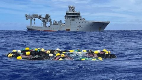 Imagen de las más de tres toneladas de cocaína localizadas flotando en aguas del Pacífico. el cargamento alcanzaría en el mercado negro un valor de 300 millones de euros