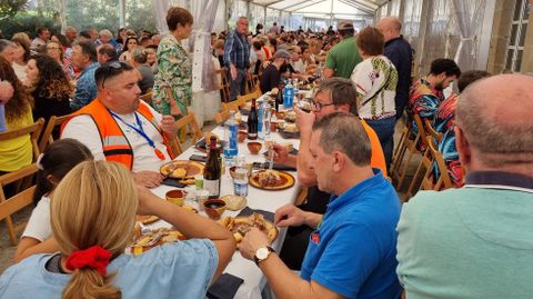 Un total de 1.400 personas participaron en la comida popular.