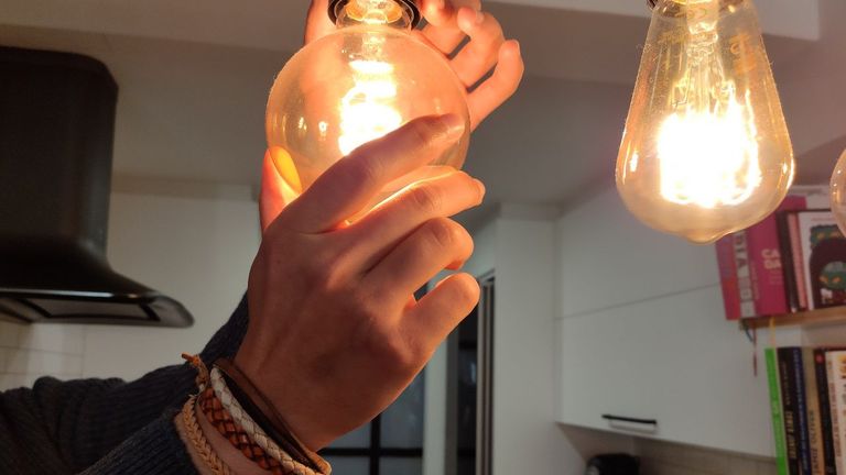La factura eléctrica baja en enero tras una caída del precio mayorista de la electricidad