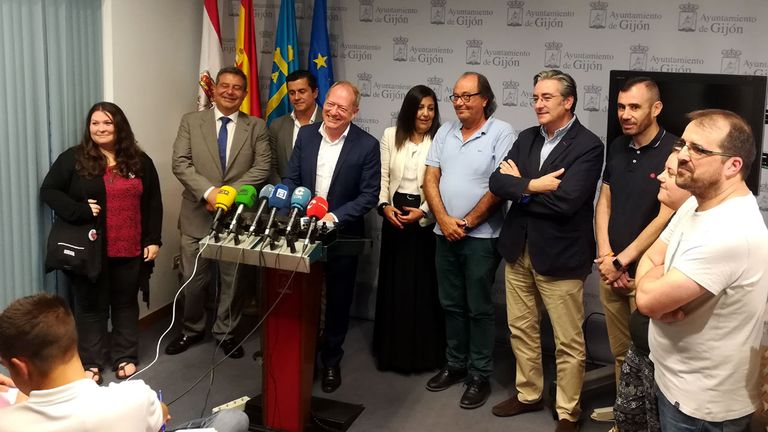 Aurelio Martín, en el centro, recibe el apoyo de los grupos municipales y Observatorio contra la Violencia ante la denuncia de un ultra sportingusta