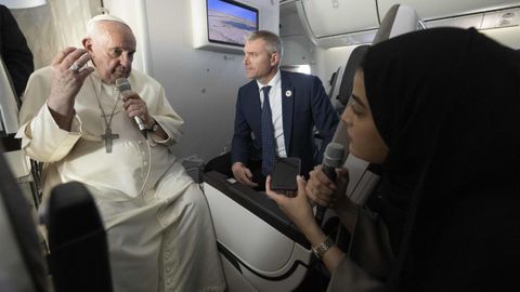 El papa en el avión, contestando a las preguntas de los periodistas