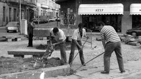 A principios da dcada de 1990 realizronse as obras de reforma que deron  praza de Catro Camios o seu aspecto actual