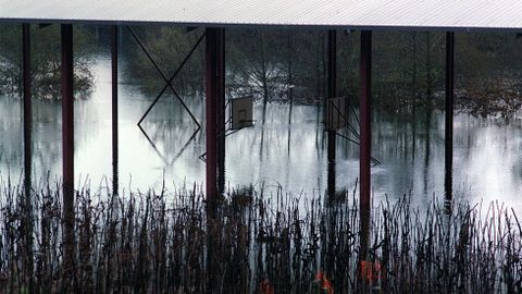 La pista deportiva cubierta de Francelos (Ribadavia) estaba sumergida bajo el agua el 8 de diciembre del 2000