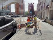 Operarios durante la instalacin de uno de los nuevos puntos de recarga de coches elctricos en Oviedo