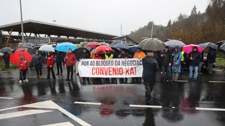 Malestar y confusión entre los pasajeros afectados por la huelga indefinida de autobuses