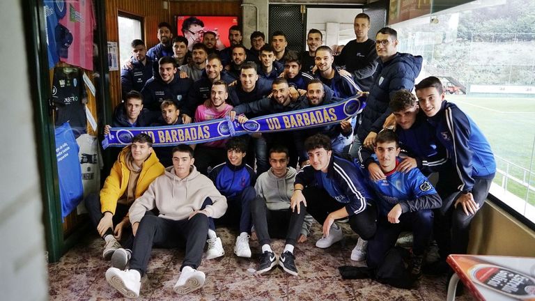 Buena parte de la plantilla vio el sorteo en el bar del club, en el propio campo de Os Carrís.