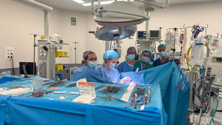 Quirófano del HUCA con el personal sanitario que hizo la intervencion de valvulas aórticas.