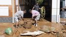 Limpieza de calles y viviendas en Iniesta, Cuenca, tras las fuertes lluvias caídas este martes
